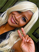 Asiatische Blondine am Hörer